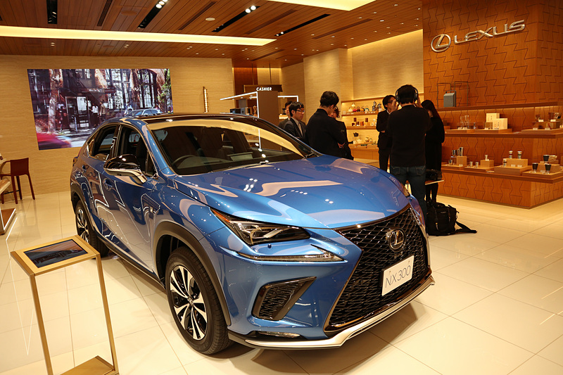展示車両のレクサス「NX300」（スパークリングメテオメタリック）