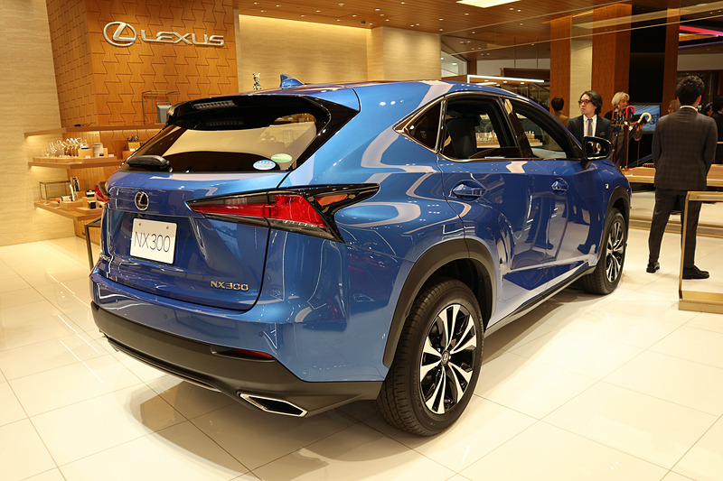 展示車両のレクサス「NX300」（スパークリングメテオメタリック）