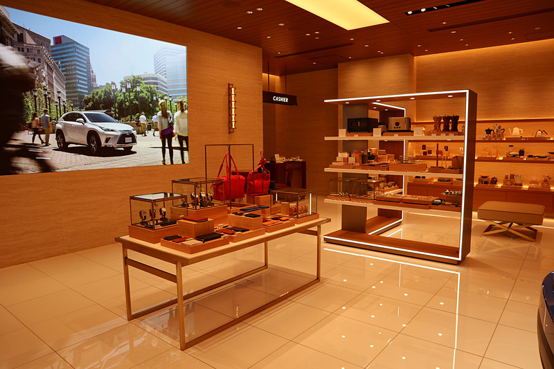 中央に置かれた展示車の周辺に、ライフシーン別の雑貨を展示