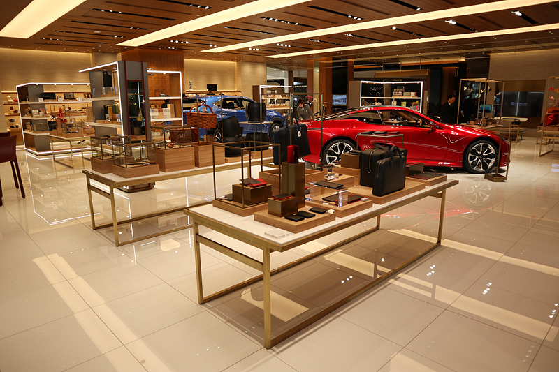 中央に置かれた展示車の周辺に、ライフシーン別の雑貨を展示