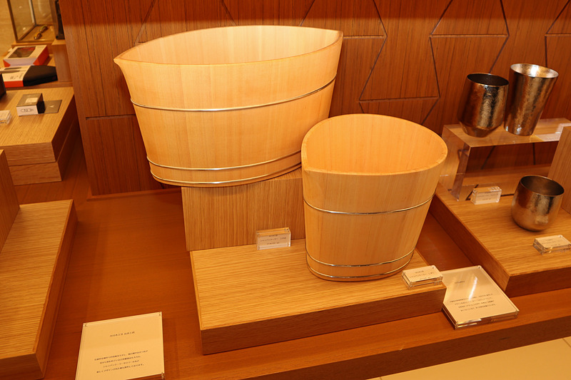 TV番組などでも取りあげられたシャンパンクーラーや錫製のぐい呑など、職人の匠の技が生かされた製品もラインアップ