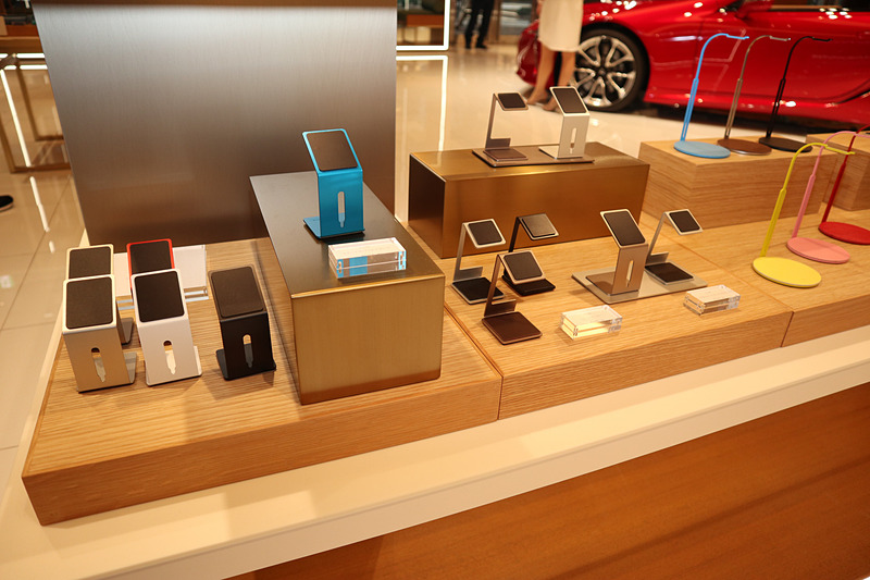 スマートフォンや腕時計のスタンドも並べられている