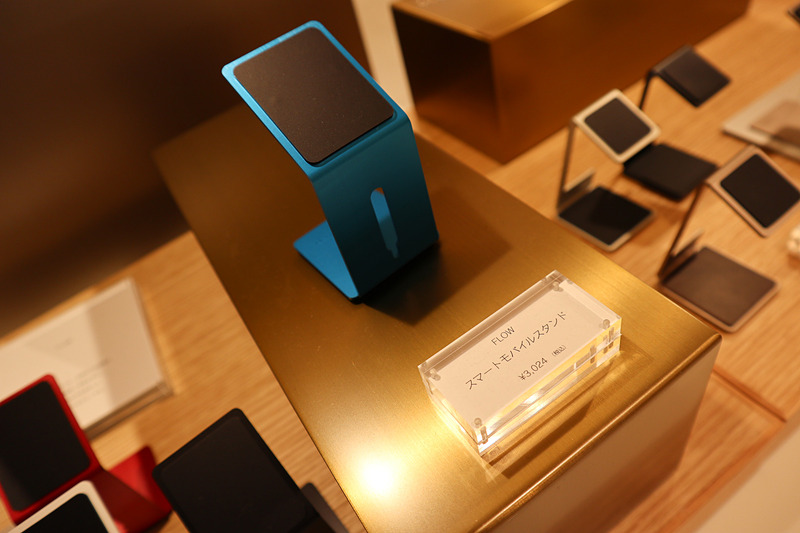 スマートフォンや腕時計のスタンドも並べられている