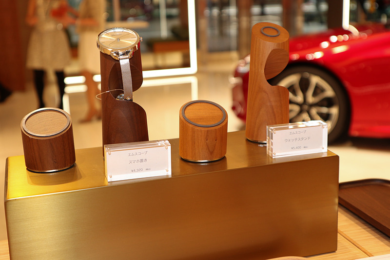 スマートフォンや腕時計のスタンドも並べられている