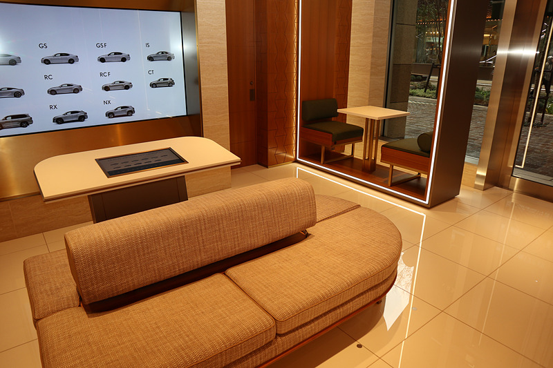 STEER and RINGにはソファーなどが並ぶスペースもあり、コンセプトカフェのTHE SPINDLEで購入したドリンクなどを持ち込み、くつろぎながら展示車などを眺めることもできる