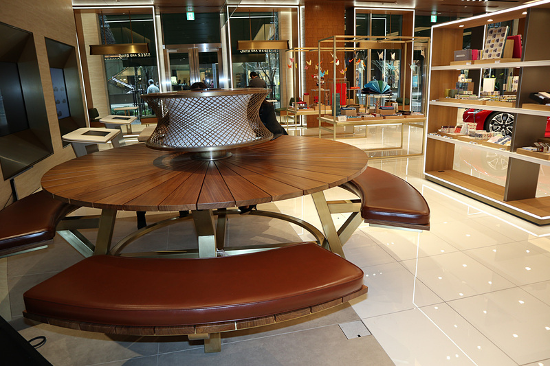 STEER and RINGにはソファーなどが並ぶスペースもあり、コンセプトカフェのTHE SPINDLEで購入したドリンクなどを持ち込み、くつろぎながら展示車などを眺めることもできる