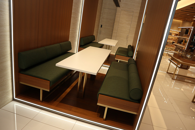 STEER and RINGにはソファーなどが並ぶスペースもあり、コンセプトカフェのTHE SPINDLEで購入したドリンクなどを持ち込み、くつろぎながら展示車などを眺めることもできる