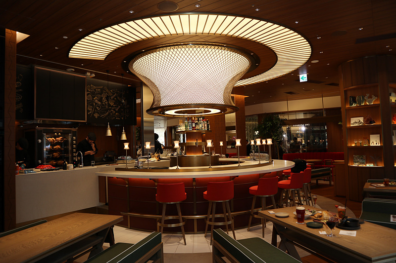 カウンターエリアの照明は、カバーにスピンドルのモチーフを使用