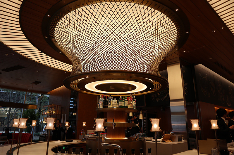 カウンターエリアの照明は、カバーにスピンドルのモチーフを使用