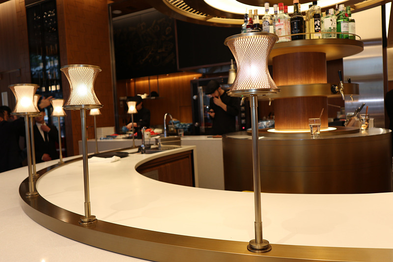 カウンターエリアの照明は、カバーにスピンドルのモチーフを使用