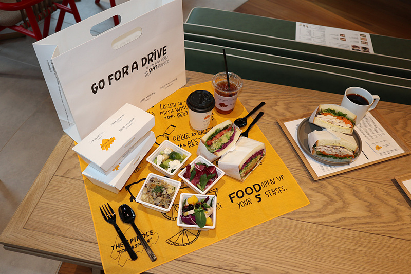 テーブルクロス代わりのバンダナもセットになる「サンドイッチとデリボックスのピクニックセット」。2人前で2300円（税別）