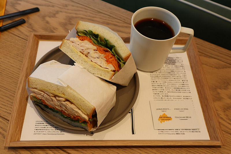 「サンドイッチ＆ドリンクセット」は650円（税別）から。写真はサンドイッチが「赤鶏さつまのロテサリーチキン キャロットラベとゴーダチーズ」で750円（税別）