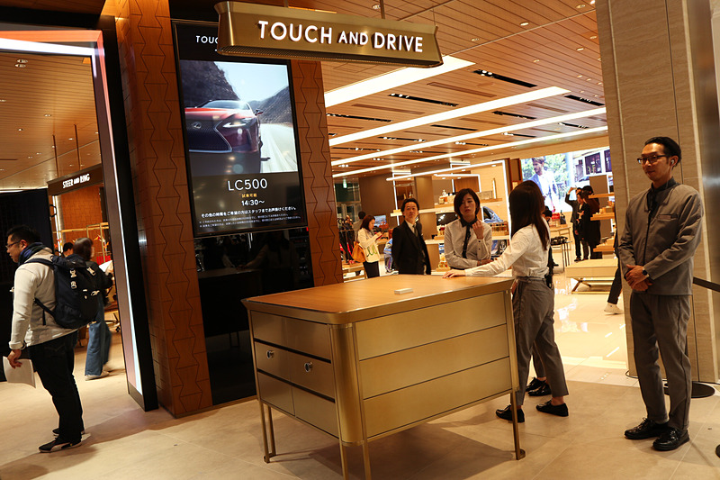 試乗プログラムのTOUCH and DRIVEは、PCやスマートフォンを使って事前に予約しておけば待ち時間なく試乗が可能。さらにスケジュールが空いている車両については、LEXUS MEETS...内にある受け付けデスクで試乗申し込みができる
