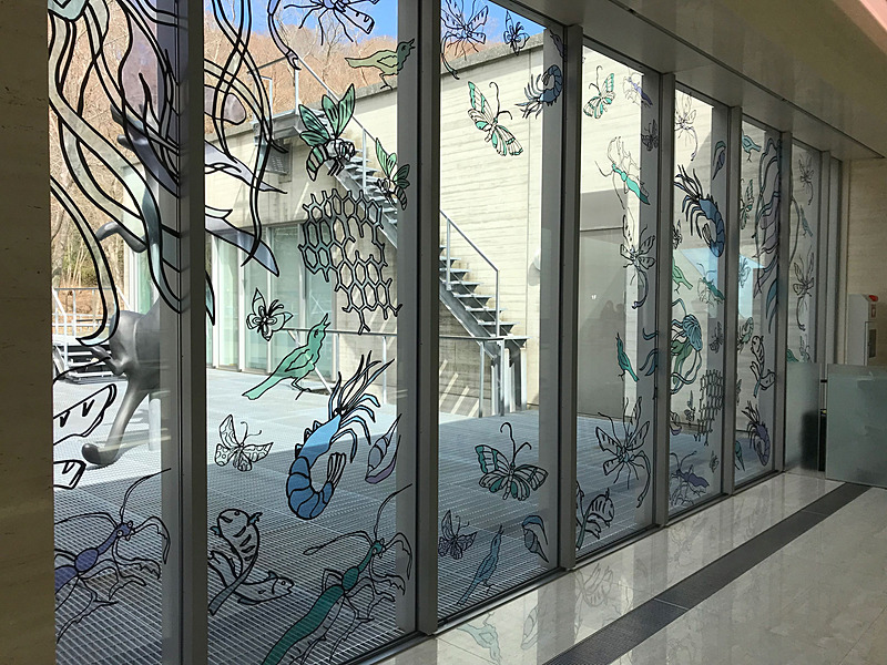 ポーラ美術館で2018年3月17日～7月16日まで展示されている「エミール・ガレ展」とのコラボレーションディスプレイ。niuさんの彫刻作品「しあわせな犬」もここから見えます。