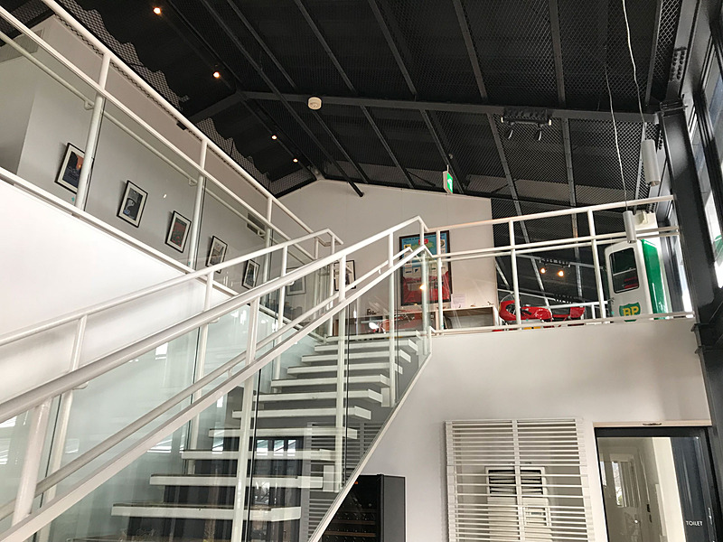 芦ノ湖畔にあるイタリアンレストラン「ラ・テラッツァ」の2階は、ちょっとマニアックなクルマグッズが。愛犬家の方にも人気のお店です。