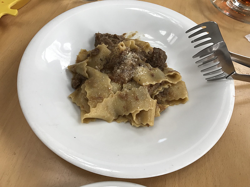 ピザの写真は撮り損ねてしまったので、これは日替わりパスタ。常時5種類くらいの日替わりがあって、ピザに負けず劣らず美味しいですよ～。