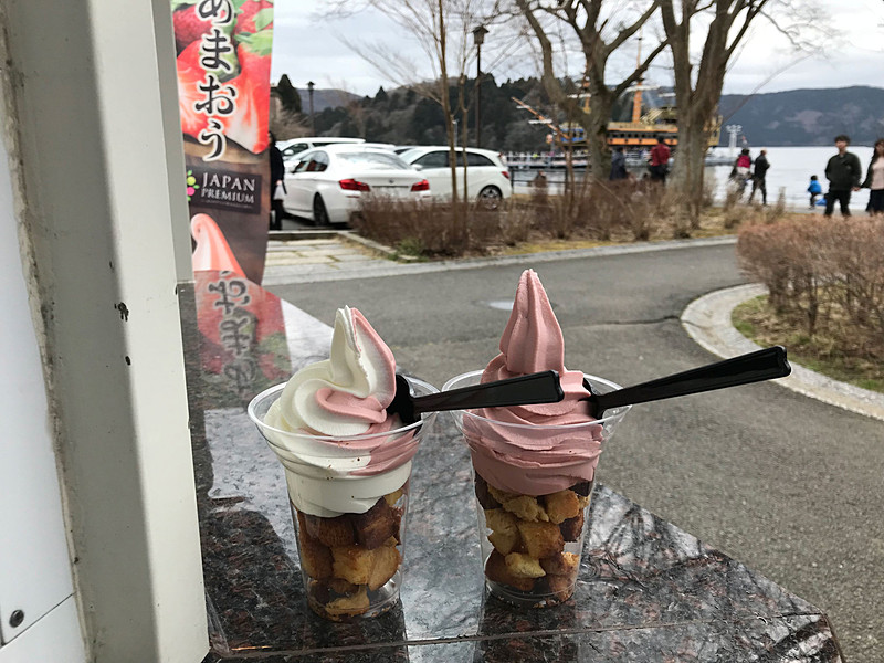 ベーカリー＆テーブル箱根のパン de ソフトあまおう。個人的には、コクがあるのに後味さっぱりのバニラとのハーフ＆ハーフがオススメです。