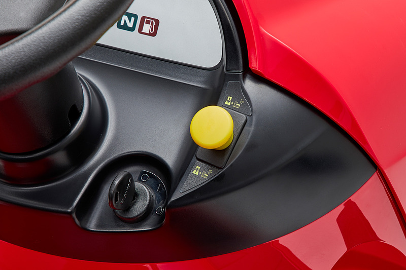 ボタンを押しながら後進ペダルを踏むことで、エンジンを停止することになく後退刈り取るができる