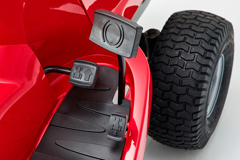 ボタンを押しながら後進ペダルを踏むことで、エンジンを停止することになく後退刈り取るができる