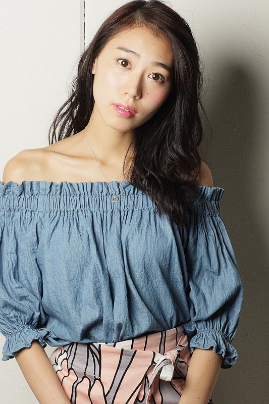 加藤遥香さん「オウルテックレディの加藤遥香です！　私はクルマ好きの家族で育ち、私自身もMTで免許を取得したくらいクルマが大好きなので、たくさんの人との出会いを大切にし、モータースポーツというクルマ文化で笑顔を広げていきたいと思っています！　今回、名門チームのレースクイーンができるなんて本当に嬉しいです！　サーキットで見かけたときには、気軽に『はるちゃん』と呼んでください♪勝利の女神になれるよう一生懸命応援していくので一緒についてきてくれると嬉しいです！」