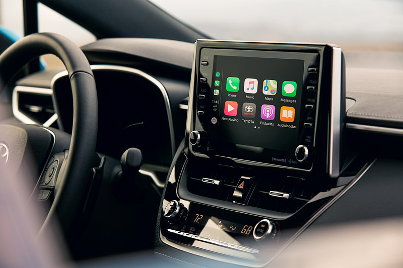 新型カローラ ハッチバックのインテリア。センターコンソールの高い位置に、マルチメディアシステム「Entune 3.0 Audio」を備える8インチタッチスクリーンを搭載