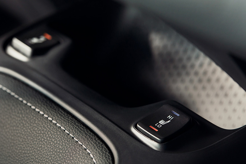 フロントシートのヒップポイントを下げてホールド性を追求した新開発スポーツシートを採用