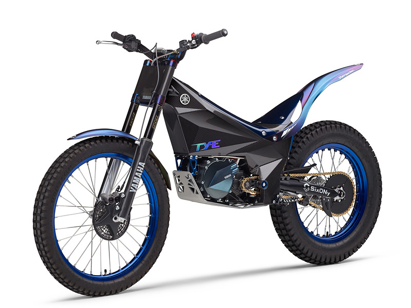 電池格納スペースを確保し、最適な剛性を得ながら車両重量70kgを実現するCFRPモノコックフレームを採用