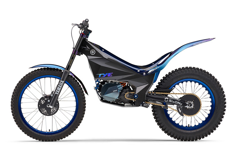 ライディングアクションを妨げないスリムなスタイリングも特徴となる