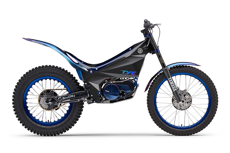 ライディングアクションを妨げないスリムなスタイリングも特徴となる