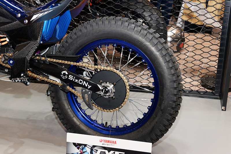 シンプルな造形のリアまわり。フレームはカーボンモノコック