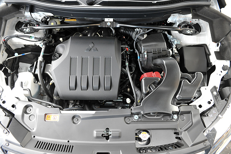 パワートレーンは新開発の直列4気筒DOHC 1.5リッター直噴ターボ「4B40」エンジンと8速スポーツモード付CVTの組み合わせ。最高出力は110kW（150PS）/5500rpm、最大トルク240Nm（24.5kgm）/2000-3500rpmを発生し、JC08モード燃費は2WD車が15.0km/L、4WD車が14.0km/Lとなっている