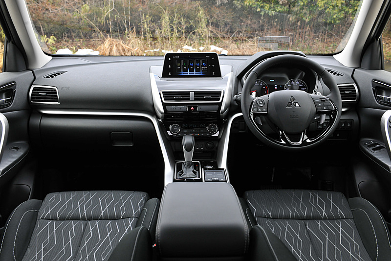 エクリプス クロスのインテリアはいずれのグレードもブラックを基調とし、水平基調のインパネにシルバーのフレームを与えることでダイナミックさを表現