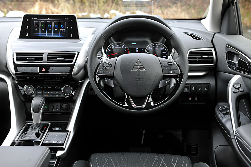 エクリプス クロスのインテリアはいずれのグレードもブラックを基調とし、水平基調のインパネにシルバーのフレームを与えることでダイナミックさを表現