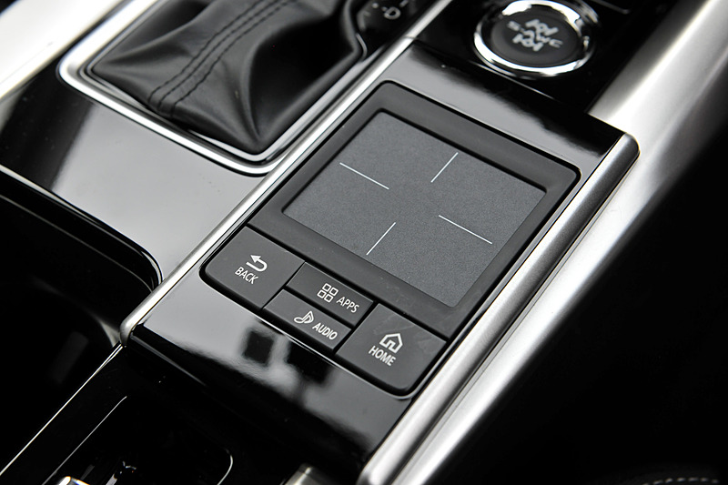 G Plus PackageではApple CarPlay、Android Autoに対応するスマートフォン連携ディスプレイオーディオ「SDA」を標準装備。センターコンソールに配置するタッチパッドコントローラーでSDAの操作を行なえる。センターコンソールには車両運動統合制御システム「S-AWC」の切り替えスイッチも備わり、「AUTO」「SNOW」「GRAVEL」という3モードから選択可能