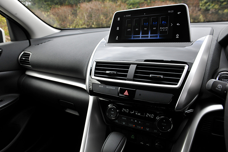 G Plus PackageではApple CarPlay、Android Autoに対応するスマートフォン連携ディスプレイオーディオ「SDA」を標準装備。センターコンソールに配置するタッチパッドコントローラーでSDAの操作を行なえる。センターコンソールには車両運動統合制御システム「S-AWC」の切り替えスイッチも備わり、「AUTO」「SNOW」「GRAVEL」という3モードから選択可能