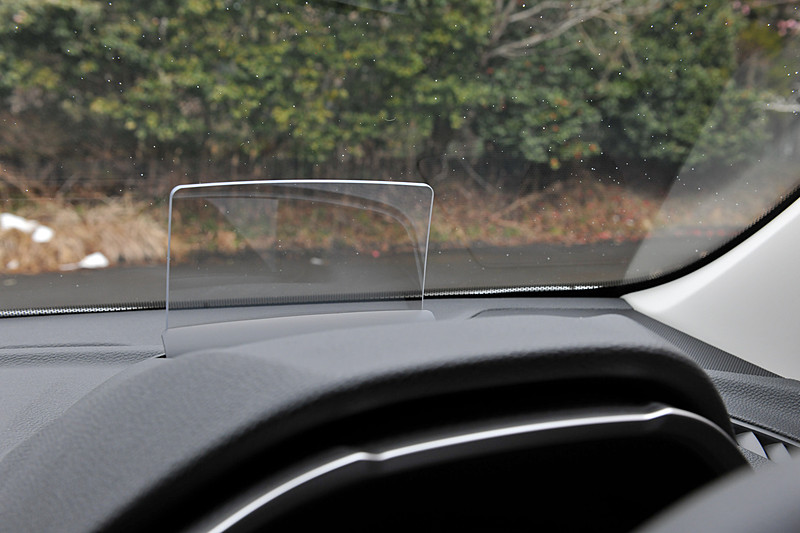 同社初採用のカラーヘッドアップディスプレイ。車速、シフトインジケータ、ナビ矢印といった情報を確認できる