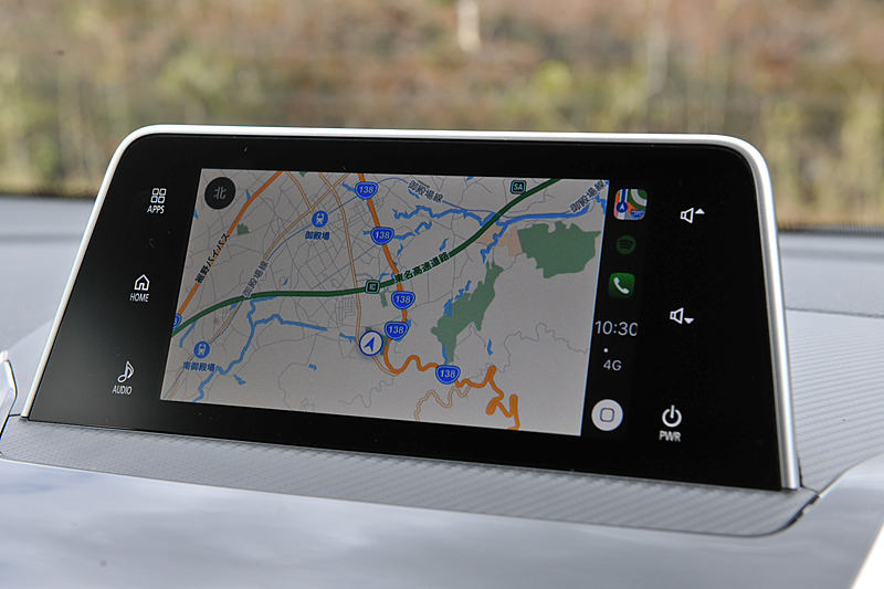 インパネ下にUSBポートが2つ備わり、手持ちのスマホをUSBポートにつなげることでApple CarPlayやAndroid Autoのアプリを利用できる
