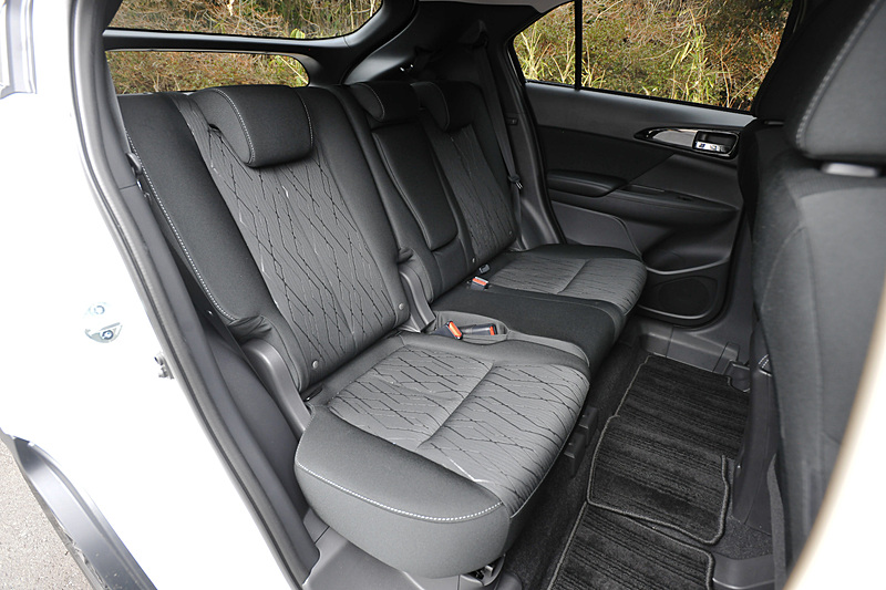 シート地はファブリックが標準となるが、GおよびG Plus Packageではオプションで本革シートも用意される。後席は6：4分割可倒式となり、スライド＆リクライニング機構も備わる。スライド量は200mm、リクライニング角度は16～32度の範囲で9段階から選択できる