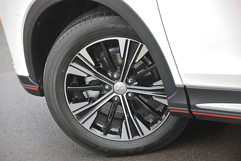 フロントまわりでは三菱自動車のフロントデザインコンセプト「ダイナミックシールド」を用いて力強さを表現するとともに、G Plus PackageではLEDヘッドライトなどを標準装備。足下は切削光輝仕上げの18インチアルミホイールと東洋ゴム「プロクセス R44」（225/55 R18）。また、エクリプス クロスでは「衝突被害軽減ブレーキ（FCM）」「車線逸脱警報システム（LDW）」「誤発進抑制機能（前進＆後退）」を全車標準装備するとともに、G Plus Packageについてはレーダークルーズコントロールシステム（ACC）、後側方車両検知警報システム（レーンチェンジアシスト機能付、BSW/LCA）、後退時車両検知警報システム（RCTA）といった機能も標準で装備される