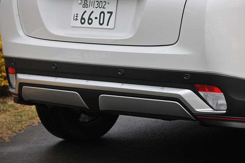 テールゲートを直線的に落とし込んでオーバーハングを切り詰めたリアエンドでは、テールランプと前傾したリアウィンドウを上下に二分した特徴的なデザインを採用。チューブ式LEDテールランプと中央のハイマウントストップランプが同一直線上で発光することにより、幅広さや安定感を表現したという