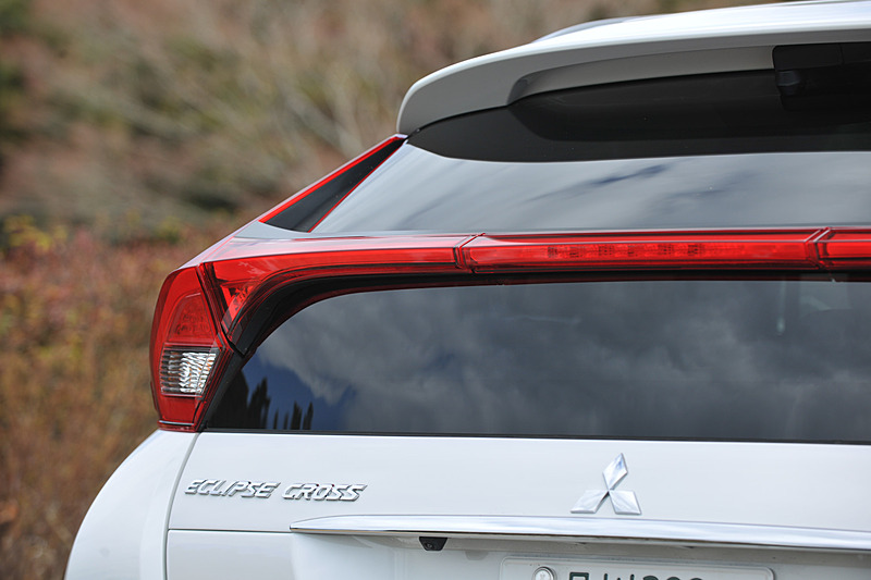 テールゲートを直線的に落とし込んでオーバーハングを切り詰めたリアエンドでは、テールランプと前傾したリアウィンドウを上下に二分した特徴的なデザインを採用。チューブ式LEDテールランプと中央のハイマウントストップランプが同一直線上で発光することにより、幅広さや安定感を表現したという