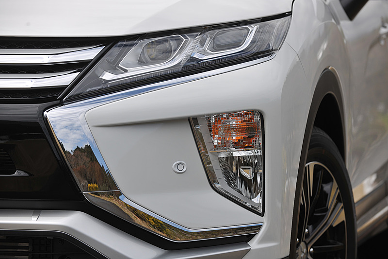 フロントまわりでは三菱自動車のフロントデザインコンセプト「ダイナミックシールド」を用いて力強さを表現するとともに、G Plus PackageではLEDヘッドライトなどを標準装備。足下は切削光輝仕上げの18インチアルミホイールと東洋ゴム「プロクセス R44」（225/55 R18）。また、エクリプス クロスでは「衝突被害軽減ブレーキ（FCM）」「車線逸脱警報システム（LDW）」「誤発進抑制機能（前進＆後退）」を全車標準装備するとともに、G Plus Packageについてはレーダークルーズコントロールシステム（ACC）、後側方車両検知警報システム（レーンチェンジアシスト機能付、BSW/LCA）、後退時車両検知警報システム（RCTA）といった機能も標準で装備される