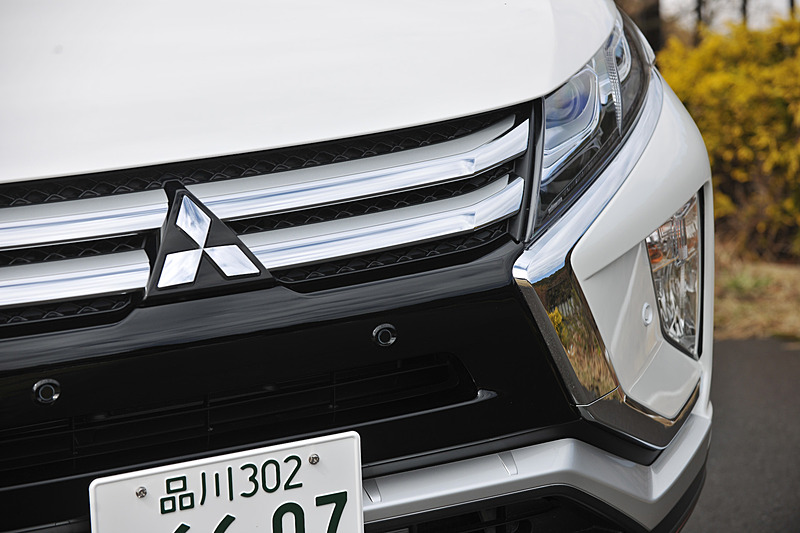 フロントまわりでは三菱自動車のフロントデザインコンセプト「ダイナミックシールド」を用いて力強さを表現するとともに、G Plus PackageではLEDヘッドライトなどを標準装備。足下は切削光輝仕上げの18インチアルミホイールと東洋ゴム「プロクセス R44」（225/55 R18）。また、エクリプス クロスでは「衝突被害軽減ブレーキ（FCM）」「車線逸脱警報システム（LDW）」「誤発進抑制機能（前進＆後退）」を全車標準装備するとともに、G Plus Packageについてはレーダークルーズコントロールシステム（ACC）、後側方車両検知警報システム（レーンチェンジアシスト機能付、BSW/LCA）、後退時車両検知警報システム（RCTA）といった機能も標準で装備される