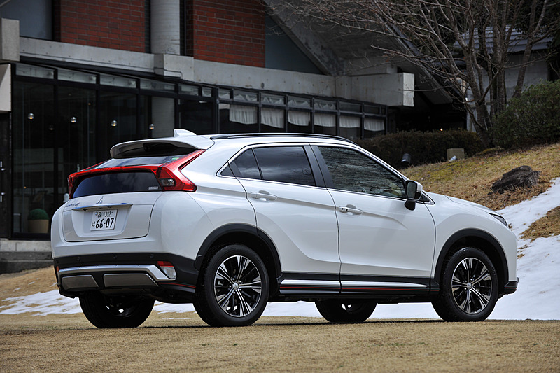 2017年12月22日に受注開始、3月1日に正式発売となった新型コンパクトSUV「エクリプス クロス」。車名は1989年から米国で販売していたスペシャリティクーペ「エクリプス」と、クロスオーバーの略である「クロス」を組み合わせたもの。今回試乗したのは最上級グレード「G Plus Package」の4WDモデル（309万5280円）で、ボディサイズは4405×1805×1685mm（全長×全幅×全高）、ホイールベースは2670mm