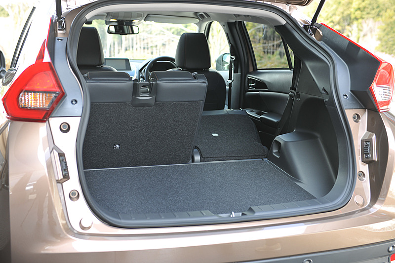 ラゲッジスペースのレイアウト例。リアシートを最前端にスライドさせることで448Lの容量を確保し、リアシートバックを倒せば荷室長は最大1569mmまで拡大可能