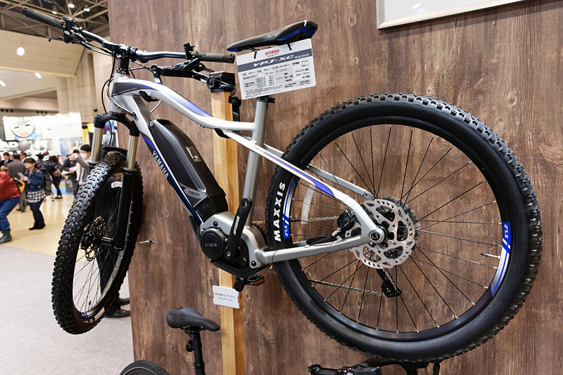 「YZF-R1」などで採用されているシルバーカラーの電動アシスト自転車「YPJ-XC」も