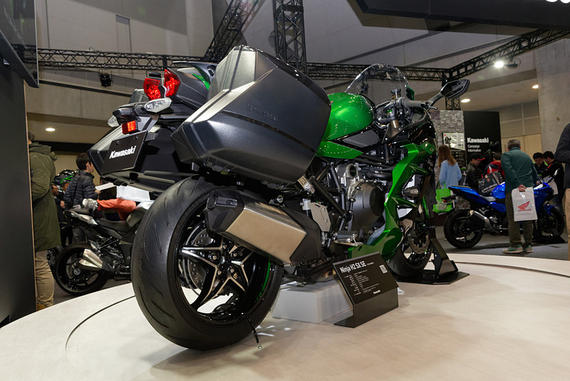 「Ninja H2 SX SE」。コーナリングライトを装備する