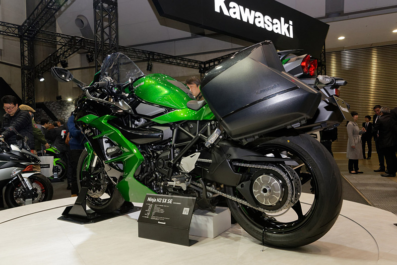「Ninja H2 SX SE」。コーナリングライトを装備する
