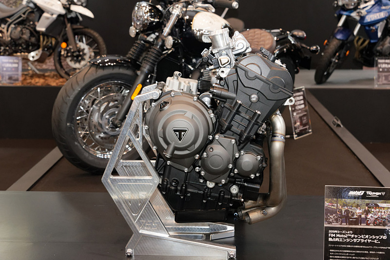 トライアンフのブース。2019年シーズンからのMoto2エンジンサプライヤーに決まったこともあり、そのベースとなるSTREET TRIPLE RSの3気筒エンジンを展示