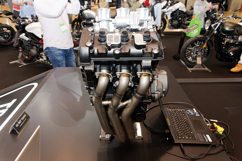 トライアンフのブース。2019年シーズンからのMoto2エンジンサプライヤーに決まったこともあり、そのベースとなるSTREET TRIPLE RSの3気筒エンジンを展示